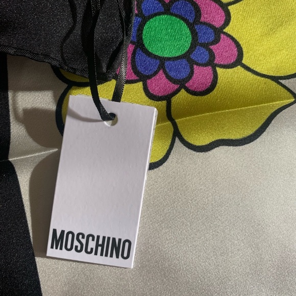 Super fun silk scarf from Moschino - Picture 7 of 8